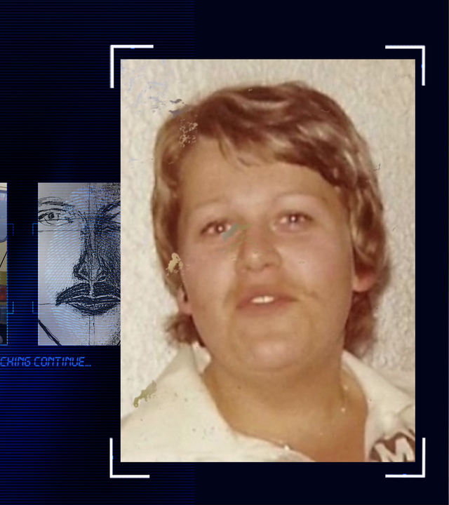 Bild aus dem Jahr 1980 zeigt die damals 29-jährige Elfriede Schönberger. Die Frau hat dunkelblondes kurzes Haar und schaut frontal in die Kamera. Sie trägt ein weißes Oberteil. Im Hintergrund eine helle Tapete an der Wand. Links daneben: Lichtschematische Darstellung eines Fingerabdrucks.