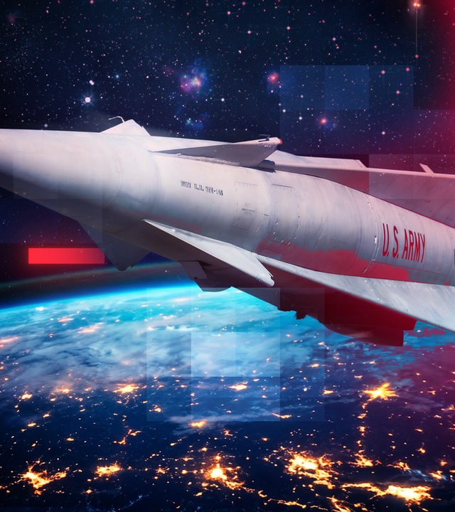 Digital bearbeitete Illustration eines raketenartigen Militärflugkörpers mit der Aufschrift ‚U.S. Army‘ über der nächtlichen Erde, mit leuchtenden Städten, Sternenhimmel und grafischem Raster-Overlay im Hintergrund