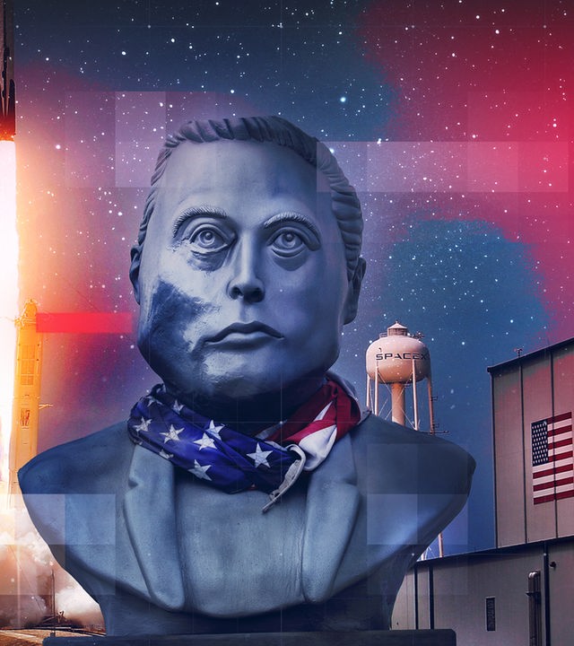 Digital bearbeitete Bildmontage der SpaceX Falcon-9-Rakete beim Start von Rampe 39A des Kennedy Space Centers in Cape Canaveral, Florida mit einer im Vordergrund montierten großen Steinbüste von Tech-Milliardär Elon Musk mit US-Flaggen-Schal sowie Sternenhimmel und grafisches Raster-Overlay im Hintergrund