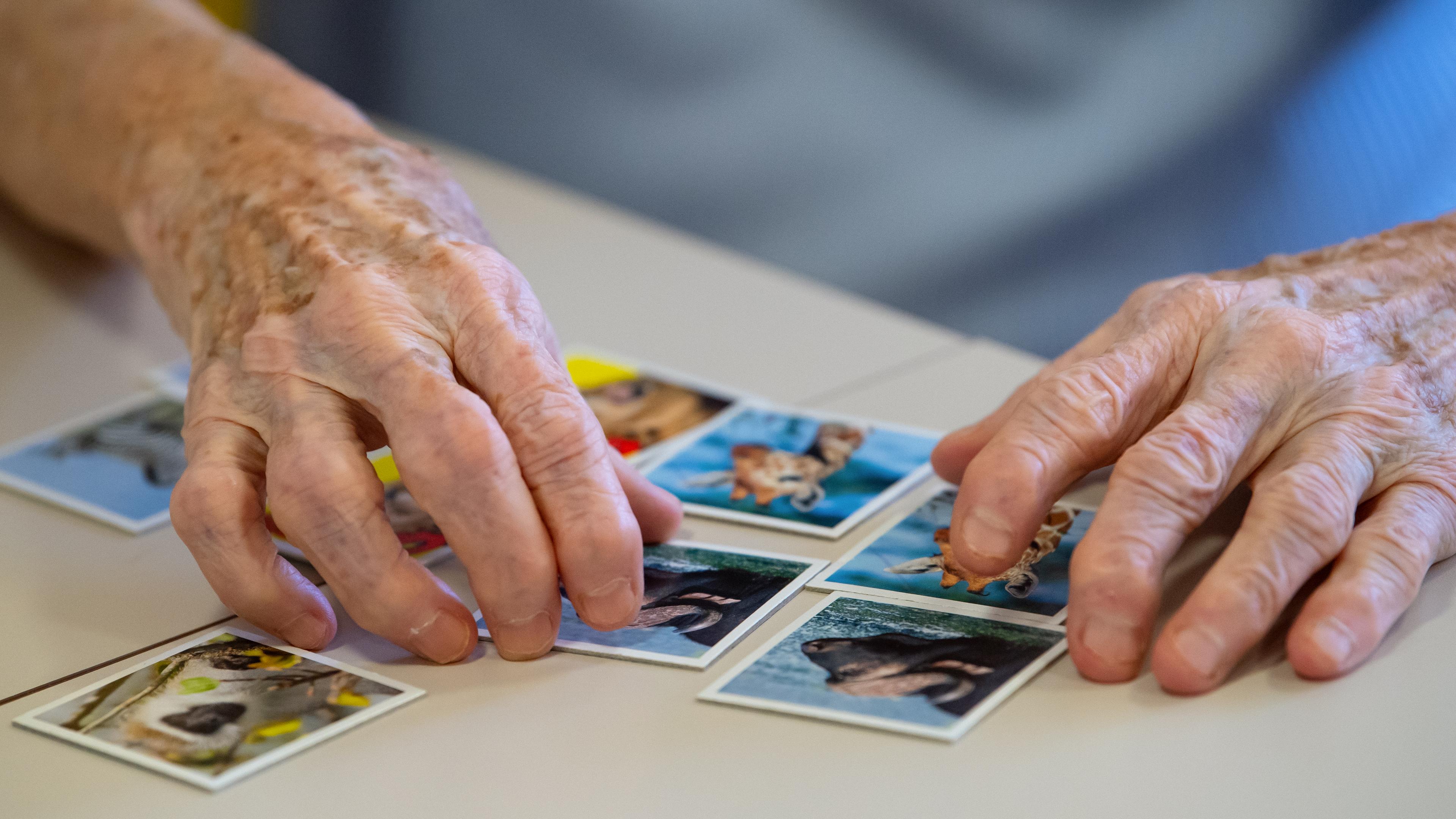 17.11.2020, Bayern, Krailling: Eine Bewohnerin eines Altenheims spielt auf einer Pflegestation das Spiel «Memory» und legt Kartenpaare zusammen. 