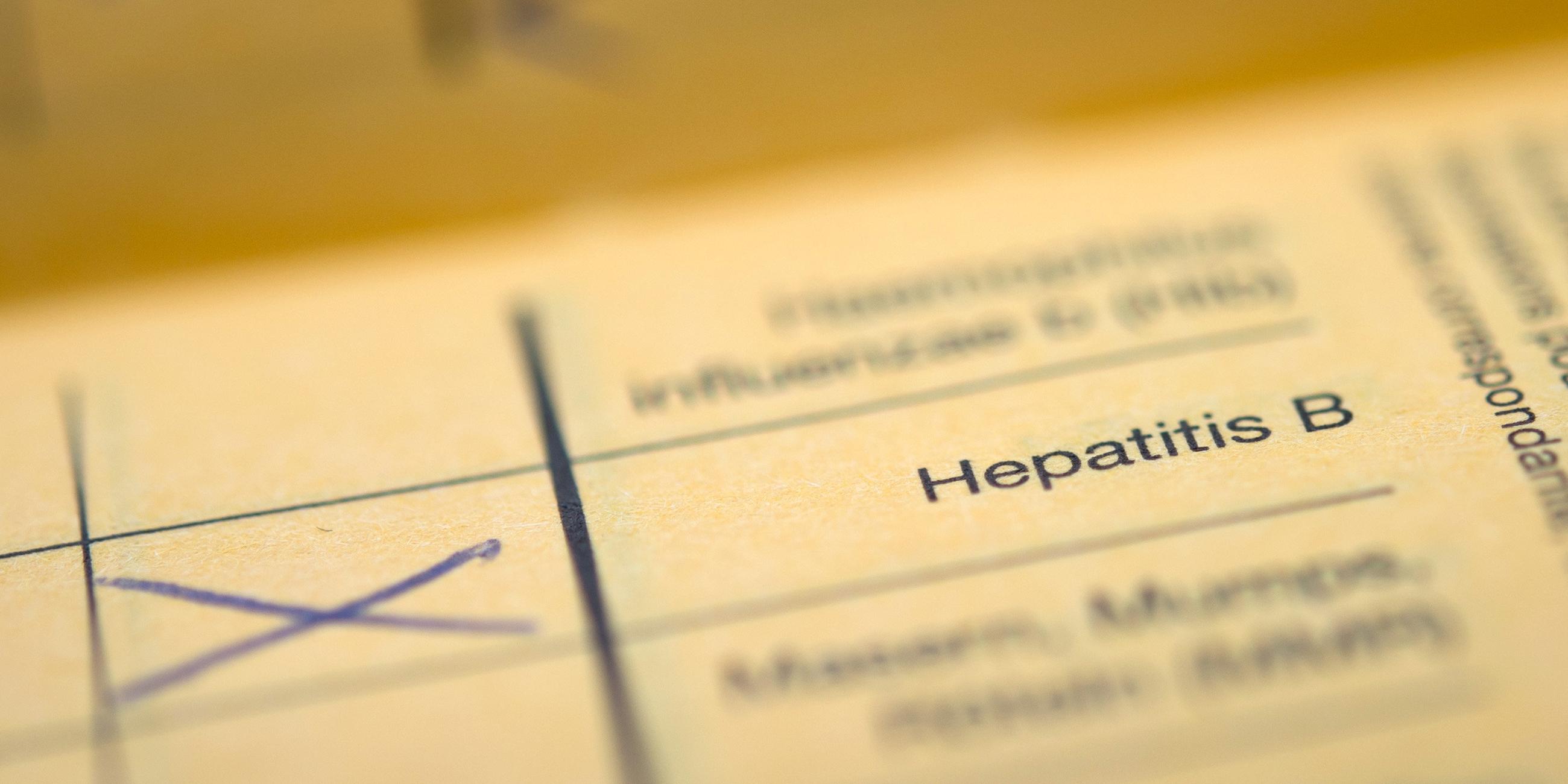 Der Schriftzug "Hepatitis B" in einem Impfpass