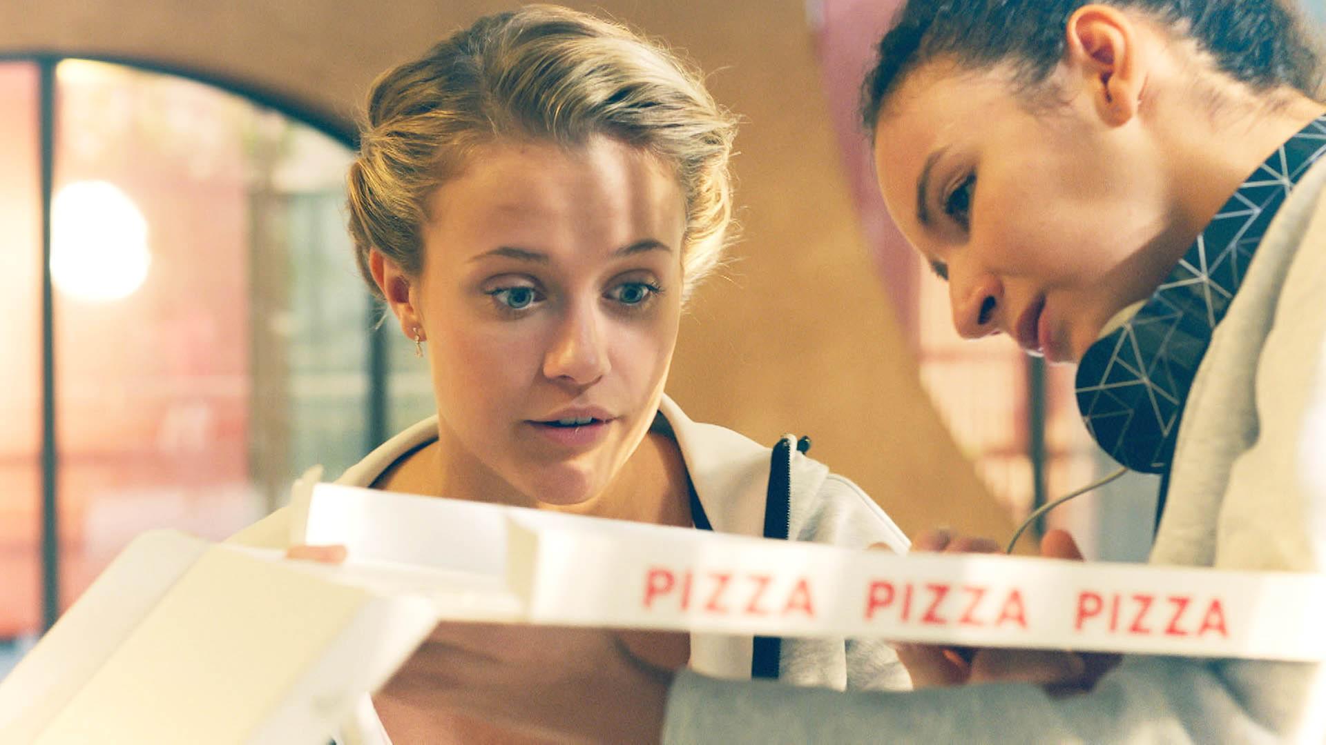 Lena staunt über die Pizza ihrer Freundin Ines