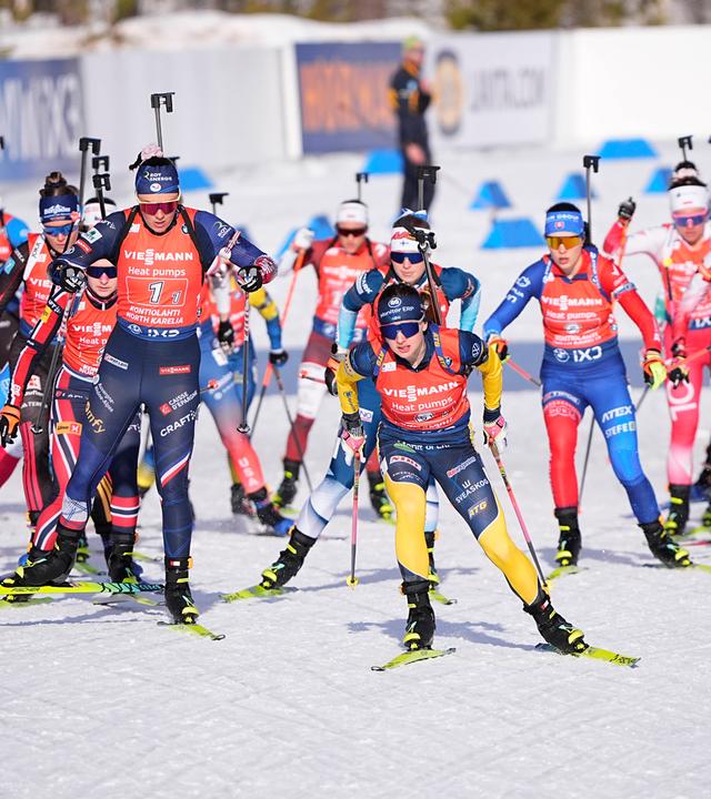 Camille Bened aus Frankreich und Linn Gestblom aus Schweden treten am 8. März 2026 in Kontiolahti in der 4x6-km-Staffel der Frauen an.
