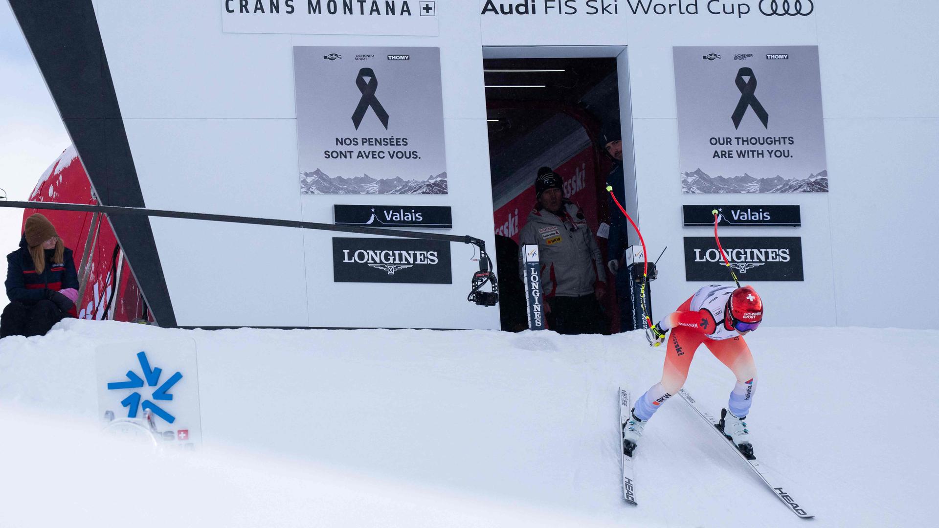Die Schweizer Skirennläuferin Corinne Suter startet bei der Weltcup-Abfahrt in Crans Montana