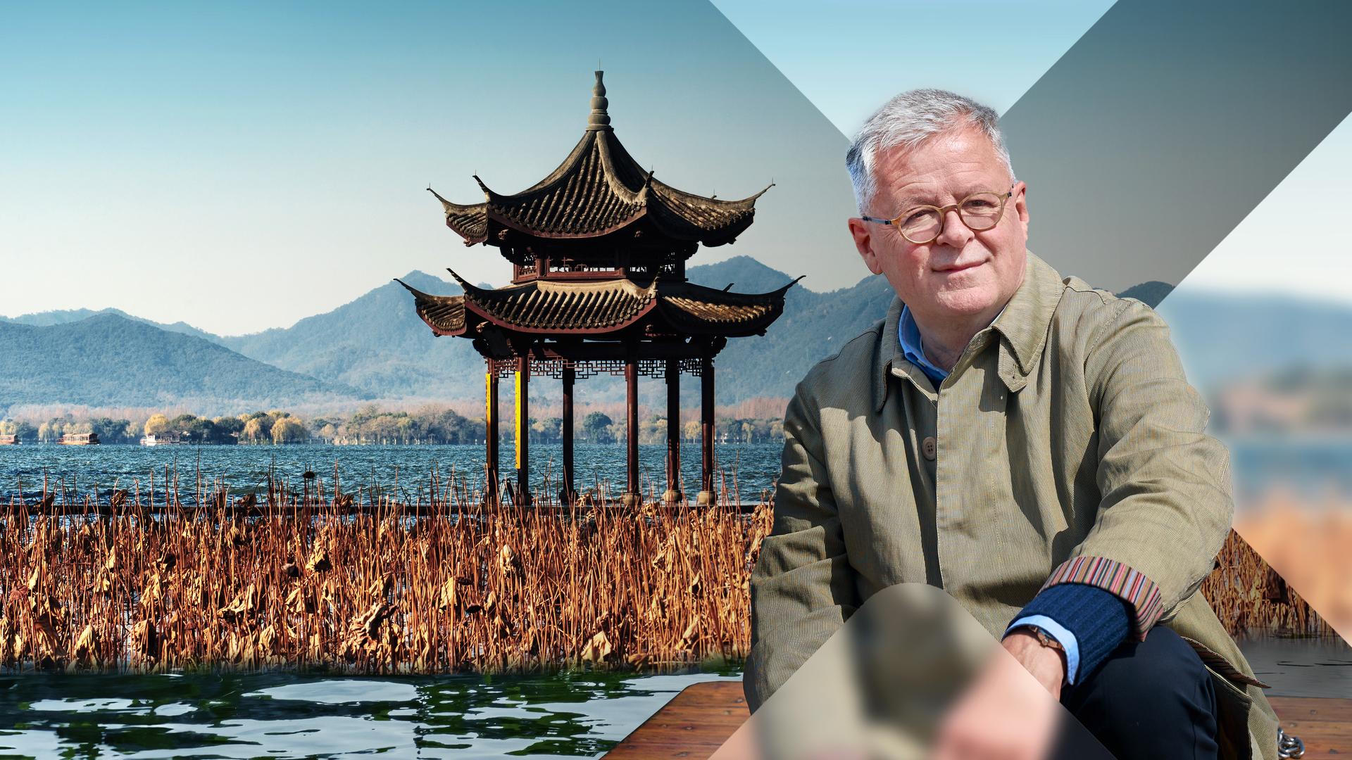Christopher Clark vor dem Jixian Pavilion in West Lake, Hangzhou, China.