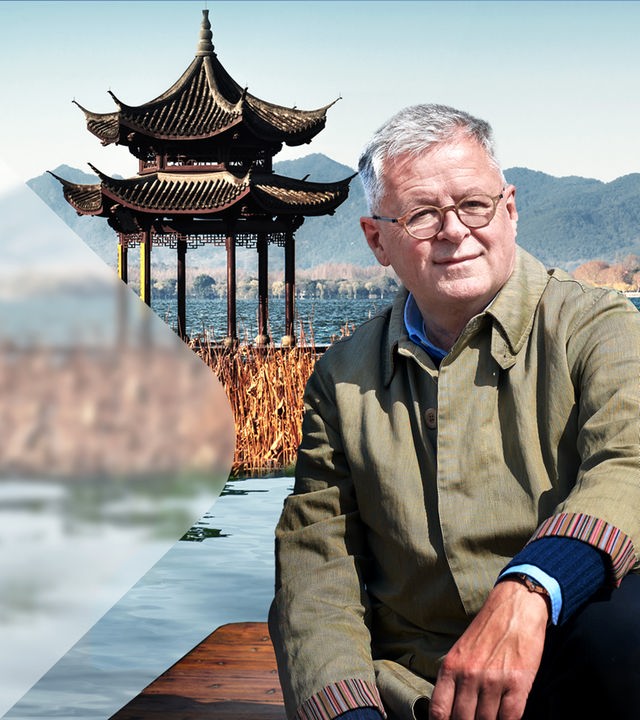 Christopher Clark vor dem Jixian Pavilion in West Lake, Hangzhou, China.