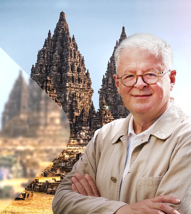 Christopher Clark vor dem Prambanan Tempel in Indonesien.