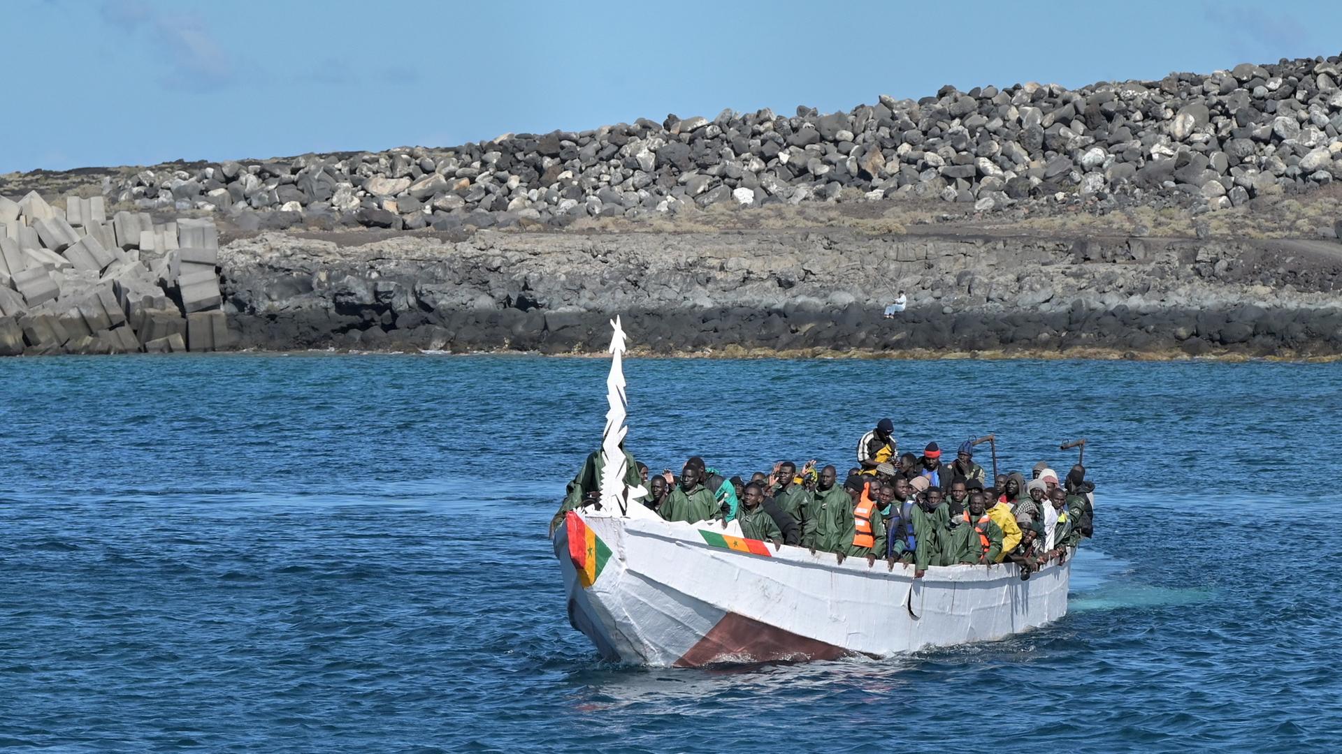 Flüchtlinge kommen am La Restinga Hafen an, nachdem sie gerettet wurden, während sie evrsuchten die Insel El Hierro an der spansichen Küste zu erreichen.