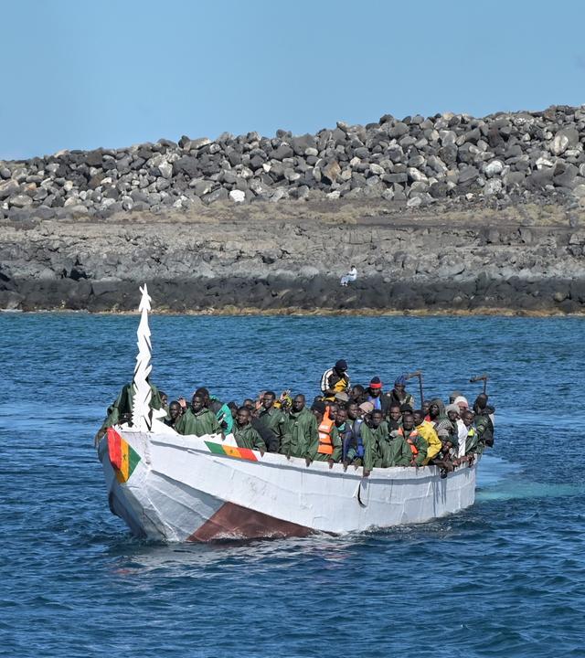 Flüchtlinge kommen am La Restinga Hafen an, nachdem sie gerettet wurden, während sie evrsuchten die Insel El Hierro an der spansichen Küste zu erreichen.