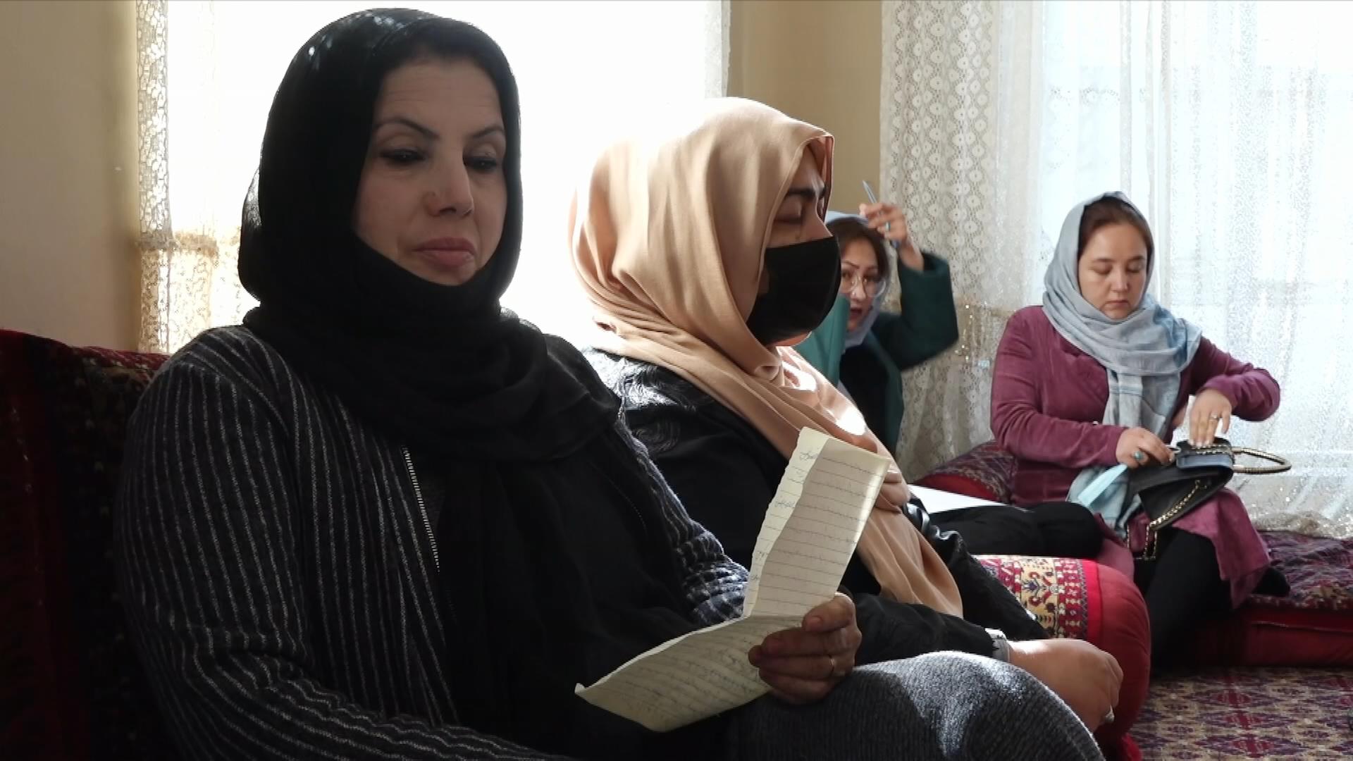 Frauen in Afghanistan in einem Raum sitzend