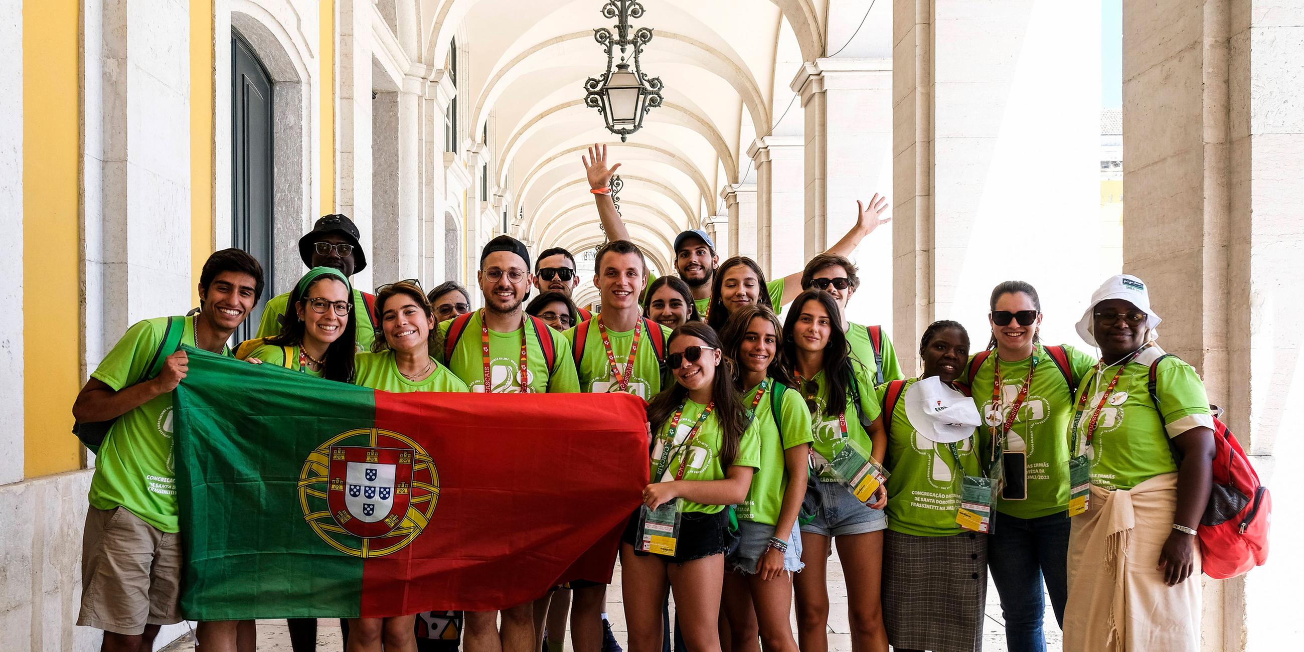 Junge Pilger und WJT-Teilnehmer kommen am 31.07.2023 in Lissabon an.