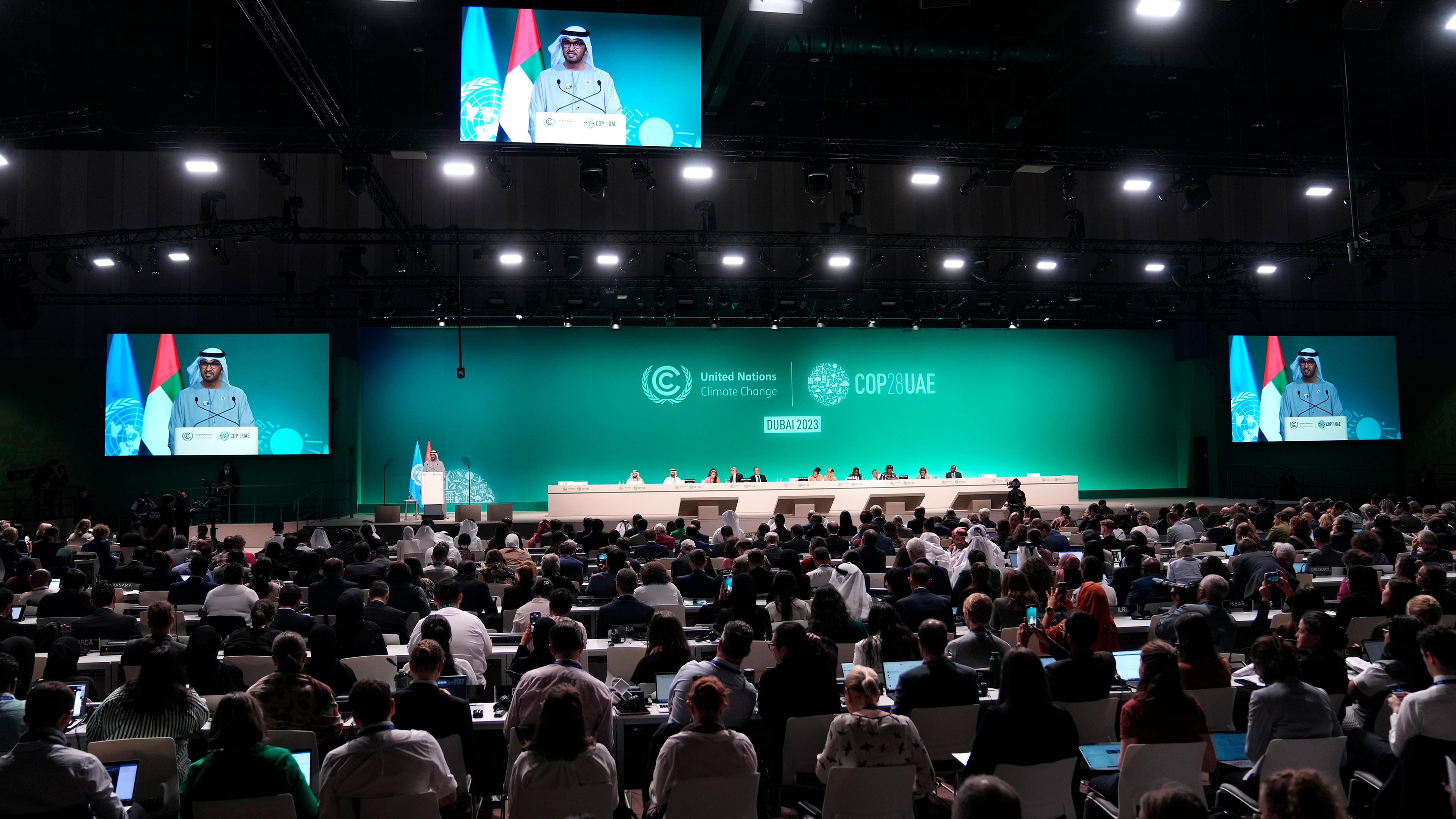 Der Präsident der COP28, Sultan al-Jaber, spricht während einer Plenarsitzung auf dem UN-Klimagipfel COP28, aufgenommen am 13.12.2023 in Dubai