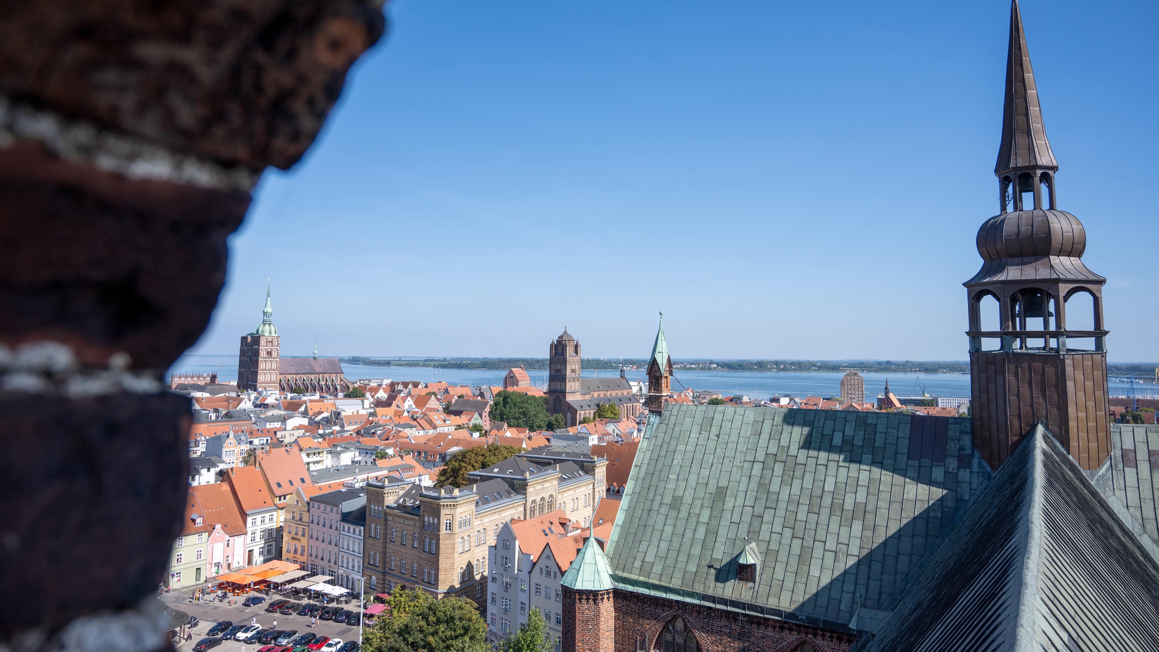 Mecklenburg-Vorpommern, Stralsund: Blick von der Aussichtsplattform der St. Marienkirche über die Altstadt.