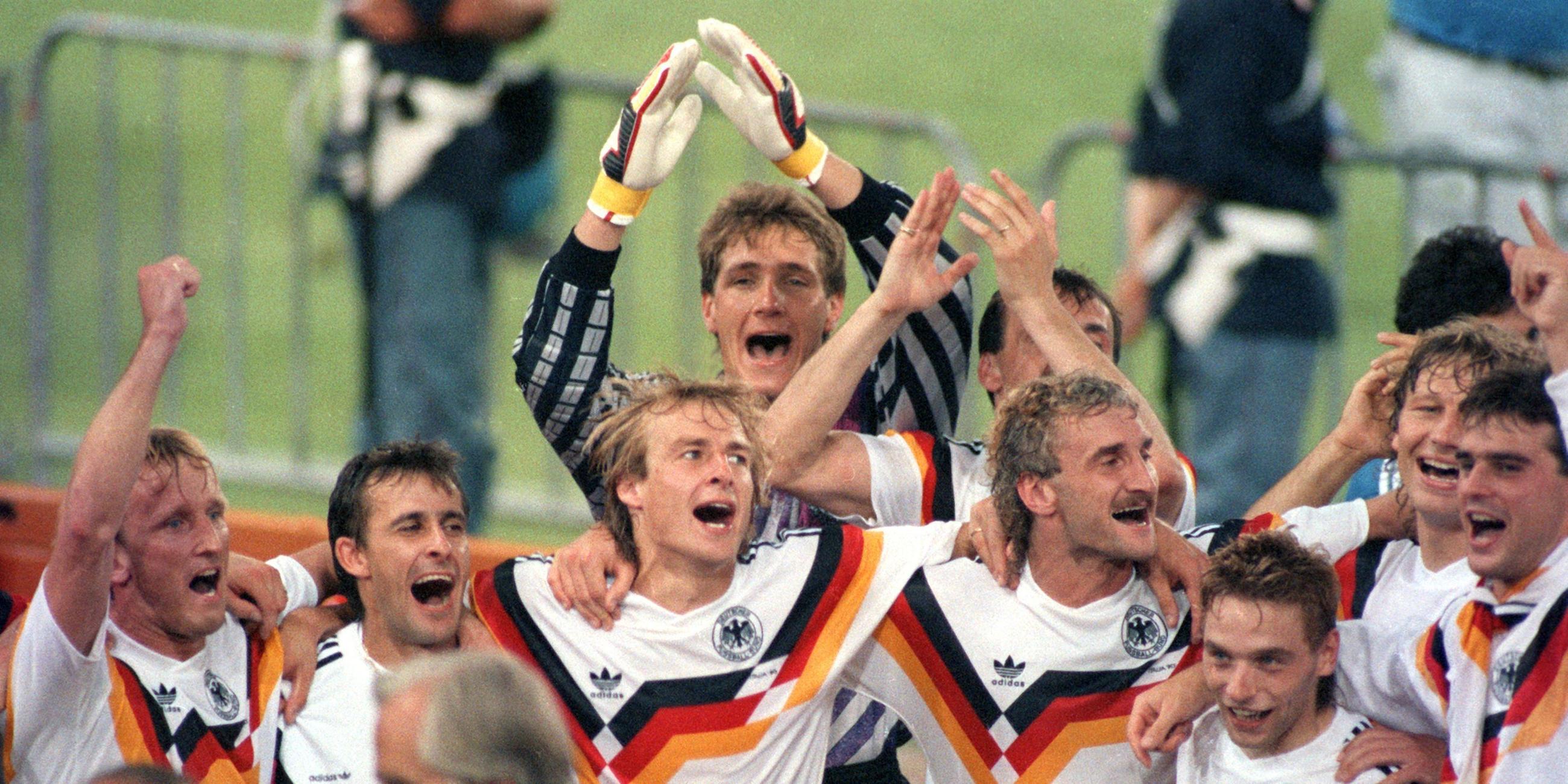 Die Weltmeister von 1990 feiern den Finalsieg über Argentinien