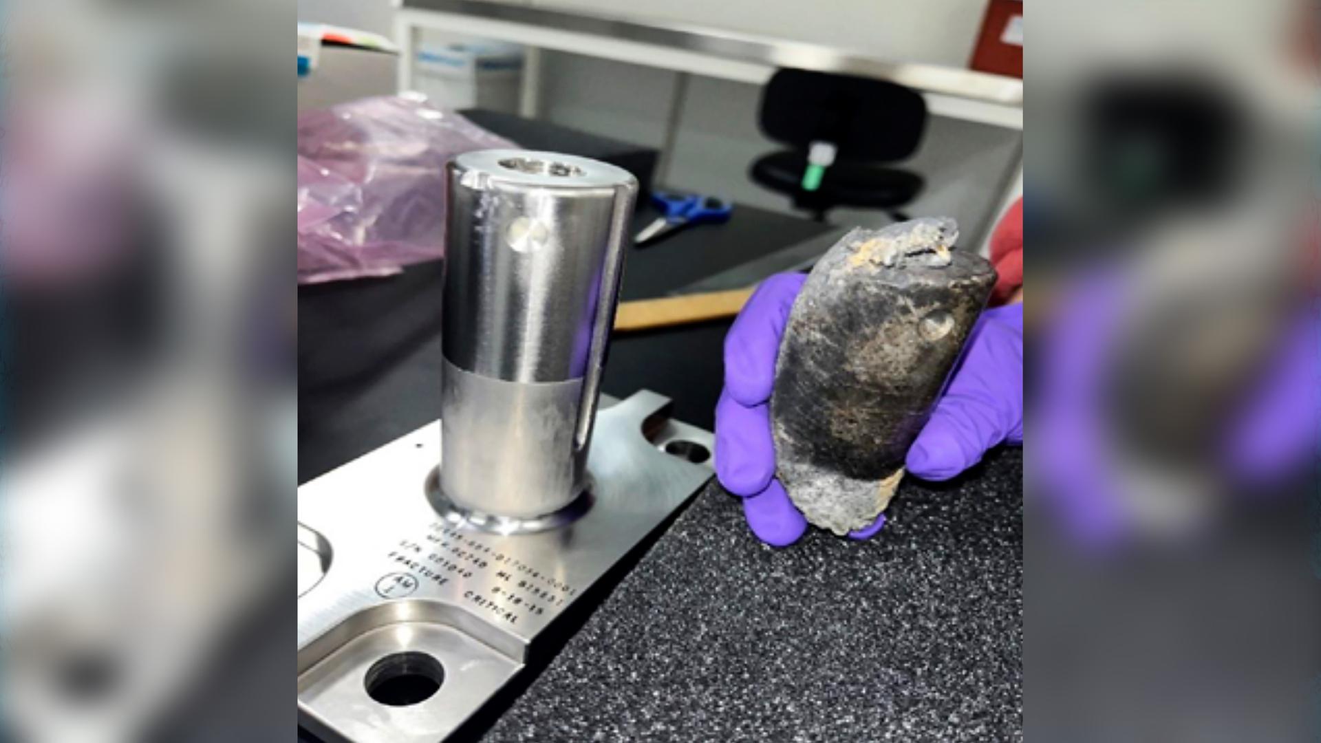 Dieses Foto der NASA zeigt ein geborgenes Stück Weltraumschrott, ein zylindrische Objekt, das am 08.03.2024 ein Haus in Naples, Florida, durchbohrte