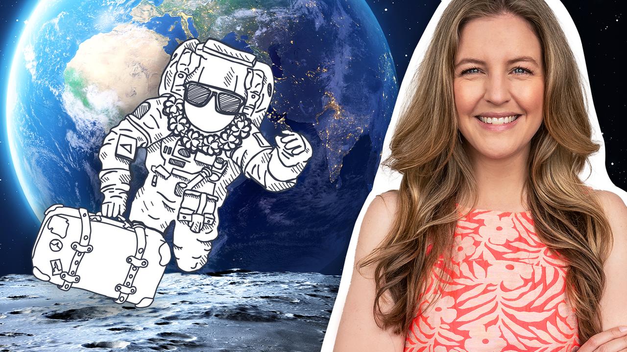 Ein Raumfahrer im Raumanzug mit Koffer in der Hand schwebt durchs All, im Hintergrund die Erde, daneben logo!-Moderatorin Jennie. Themenbild "Weltraumtourismus"