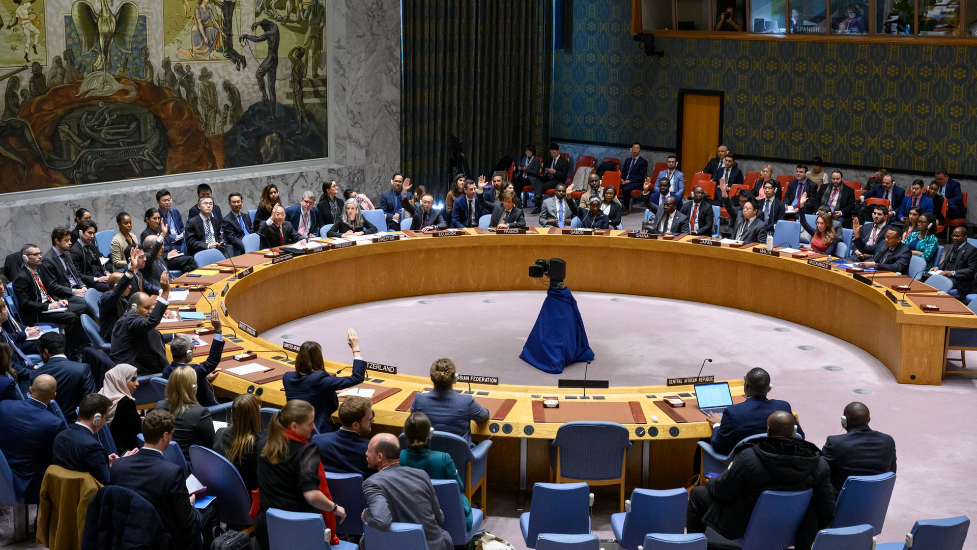 Während einer Sitzung des Sicherheitsrates im UN-Hauptquartier stimmen die Vertreter über einen Resolutionsentwurf ab am 16.11.2023.