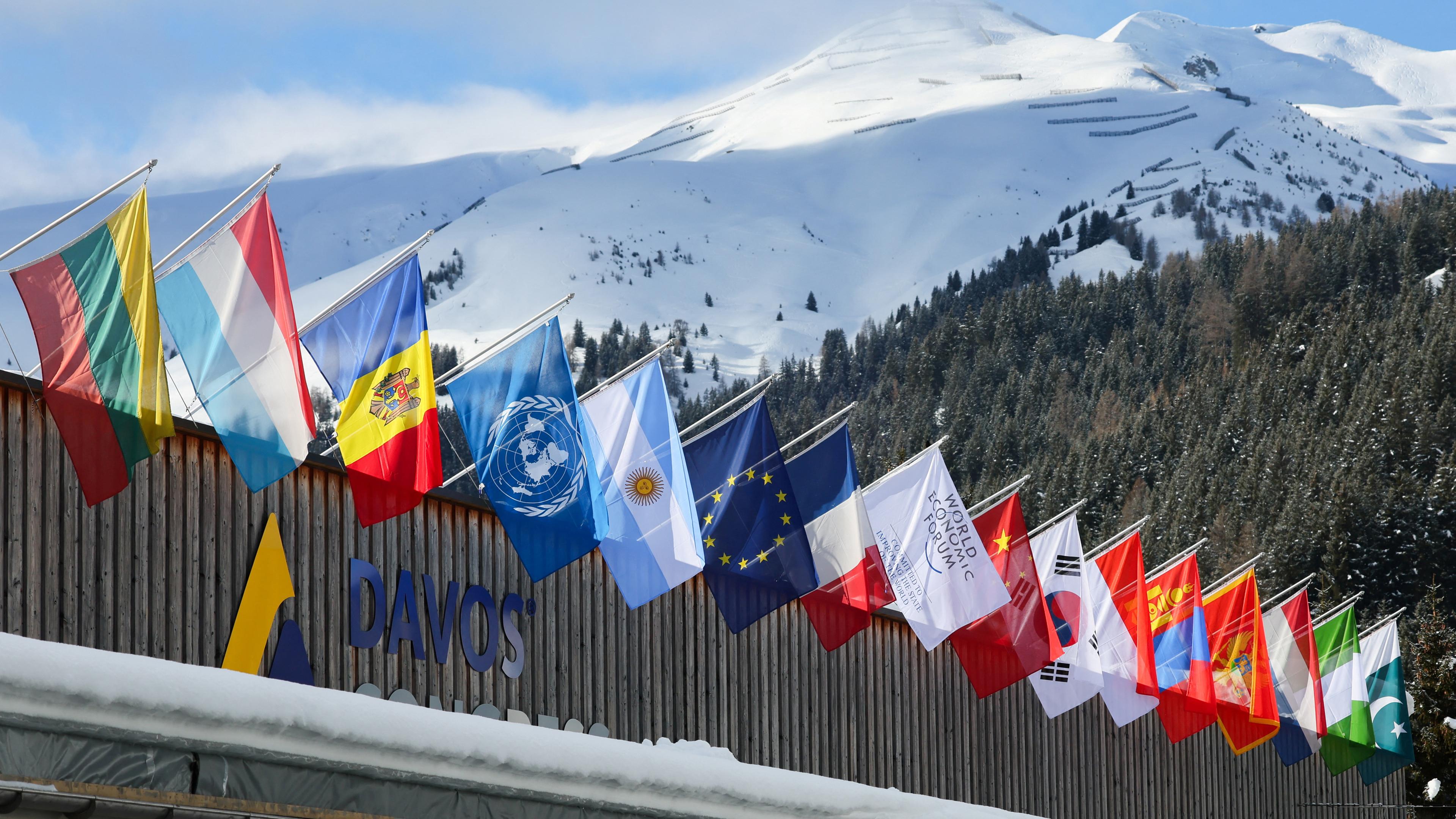 Vor dem Jahrestreffen des Weltwirtschaftsforums (WEF) in Davos, Schweiz, am 15. 01. 2024 wehen Flaggen im Kongresszentrum Davos. 