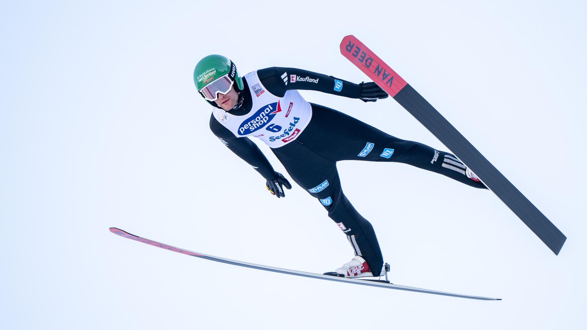 Der deutsche nordische Kombinierer Wendelin Thannheimer befindet sich beim FIS Weltcup in Seefeld im Absprung
