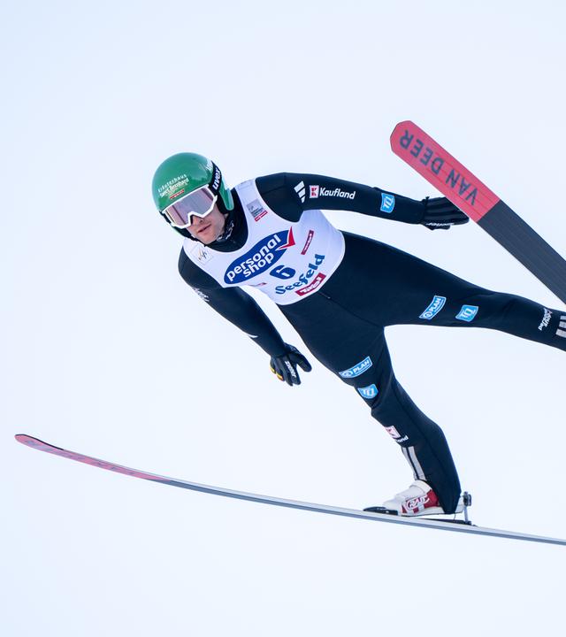 Der deutsche nordische Kombinierer Wendelin Thannheimer befindet sich beim FIS Weltcup in Seefeld im Absprung