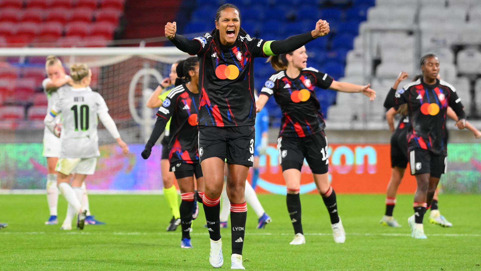 Lyons Kapitänin Wendie Renard bejubelt ein Tor gegen Wolfsburg