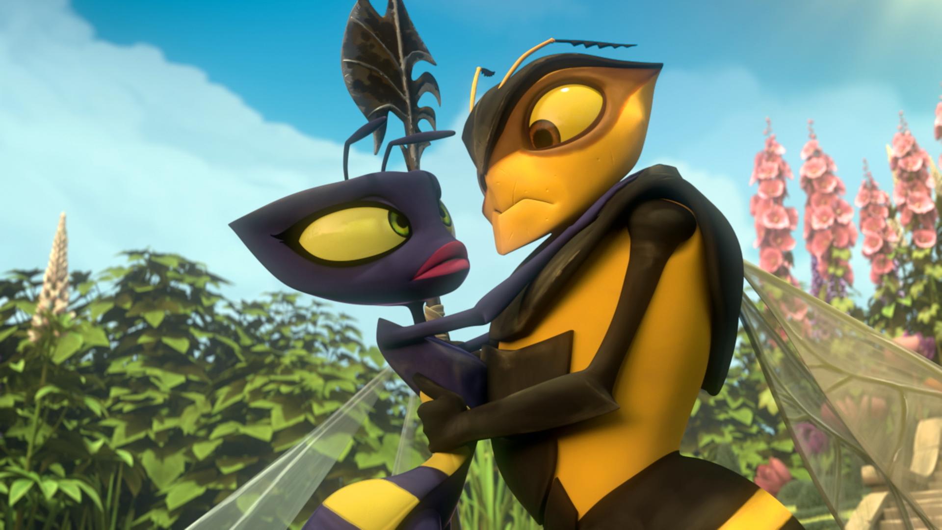 Wendy (links) umarmt Horatio (rechts). Sie sehen sich in die Augen und wirken dabei verwirrt.