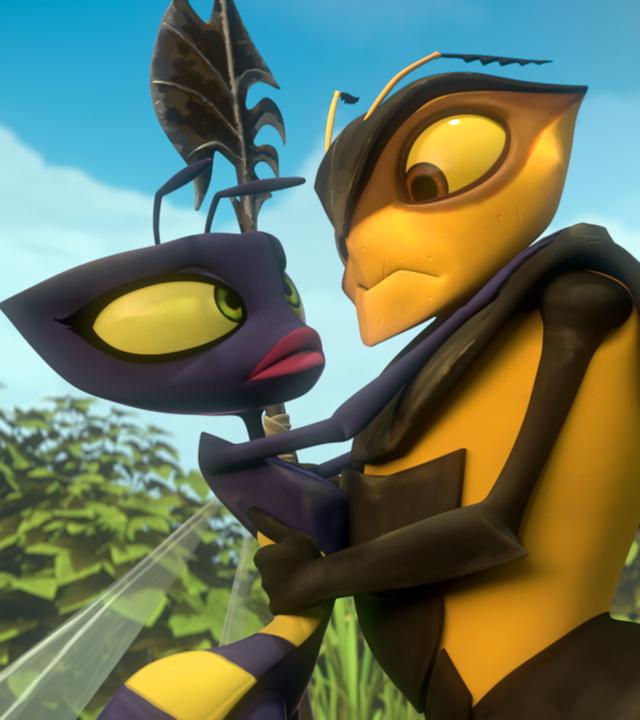 Wendy (links) umarmt Horatio (rechts). Sie sehen sich in die Augen und wirken dabei verwirrt.