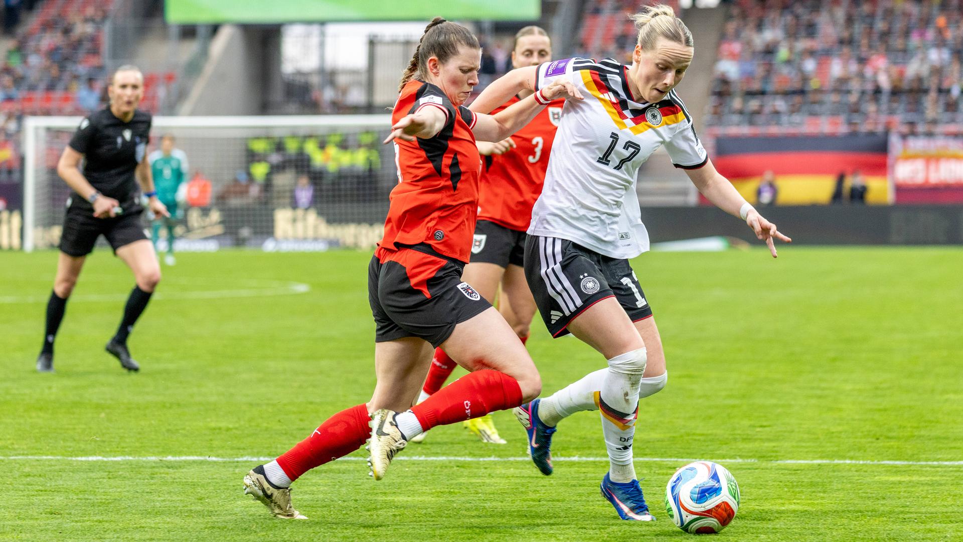 Die deutsche Nationalspielerin Franziska Kett kann im Zweikampf gegen die österreichische Nationalspielerin Claudia Wenger den Ball behaupten