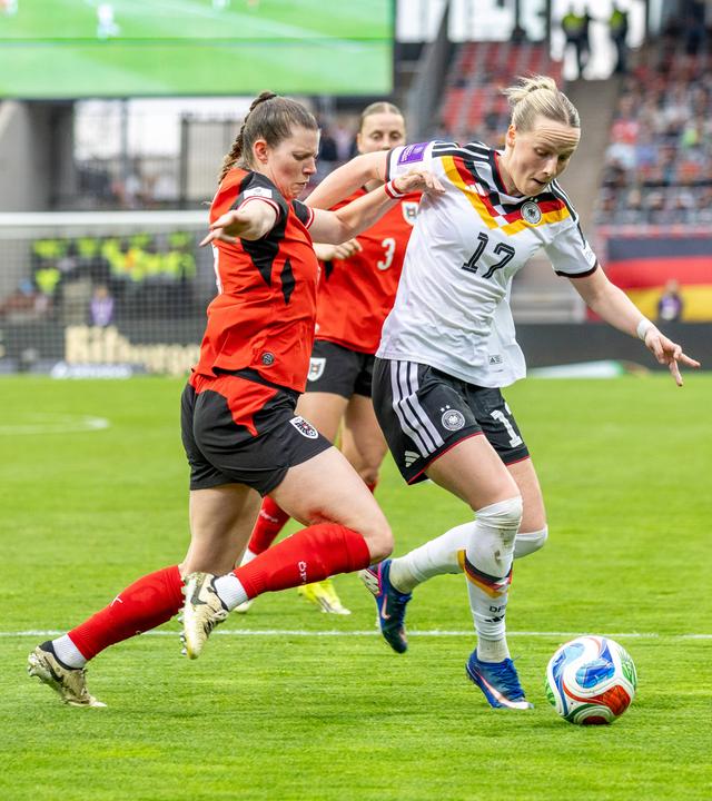 Die deutsche Nationalspielerin Franziska Kett kann im Zweikampf gegen die österreichische Nationalspielerin Claudia Wenger den Ball behaupten