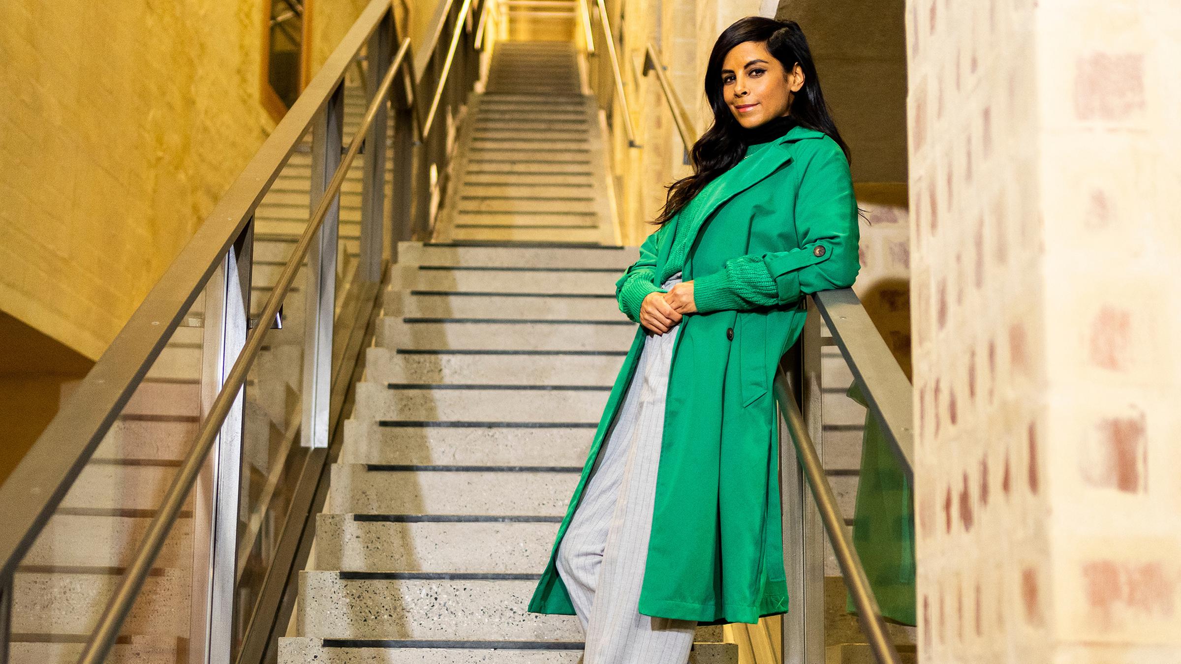 "Wenn das Unmögliche wahr wird - Wie Wunder unser Leben verändern": Collien Ulmen-Fernandes steht auf einer Treppe und lächelt in die Kamera.