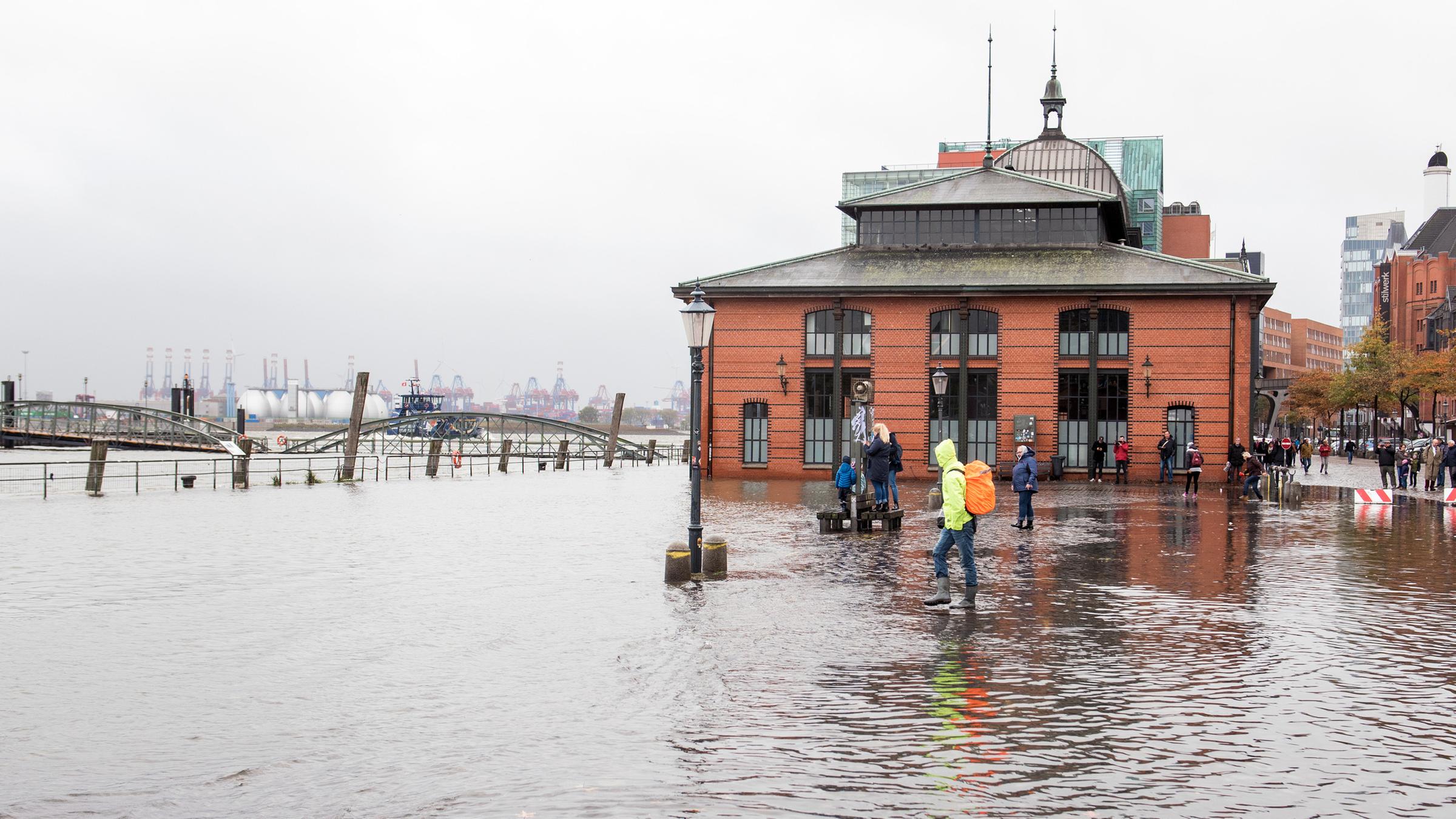 Archiv: Hochwasser in Hamburg an der Fischauktionshalle