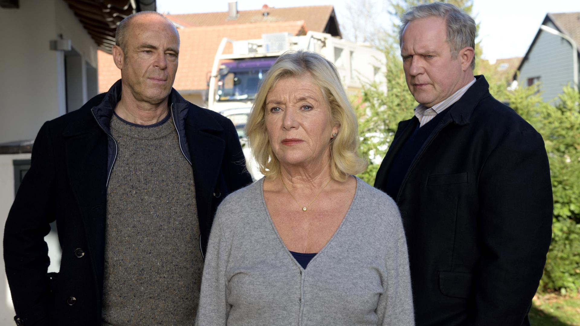 "Wenn es Liebe ist": Doris (Jutta Speidel) steht in der Mitte zwischen Johannes (Peter Kremer) und ihrem Ehemann Simon (Harald Krassnitzer). Alle schauen nachdenklich und eher ernst.