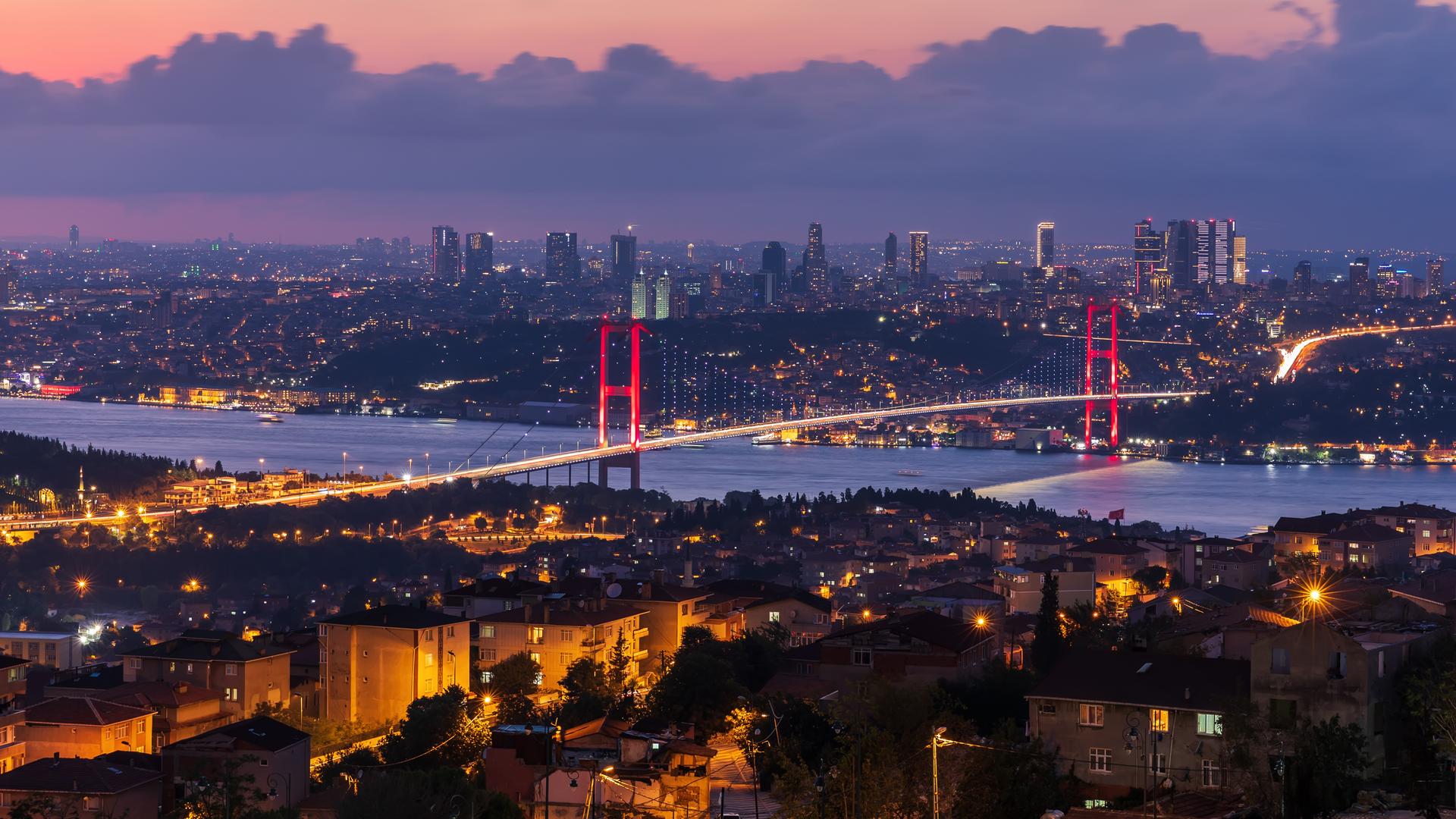 Die Brücke der Märtyrer vom 15. Juli oder die Bosporusbrücke in Istanbul