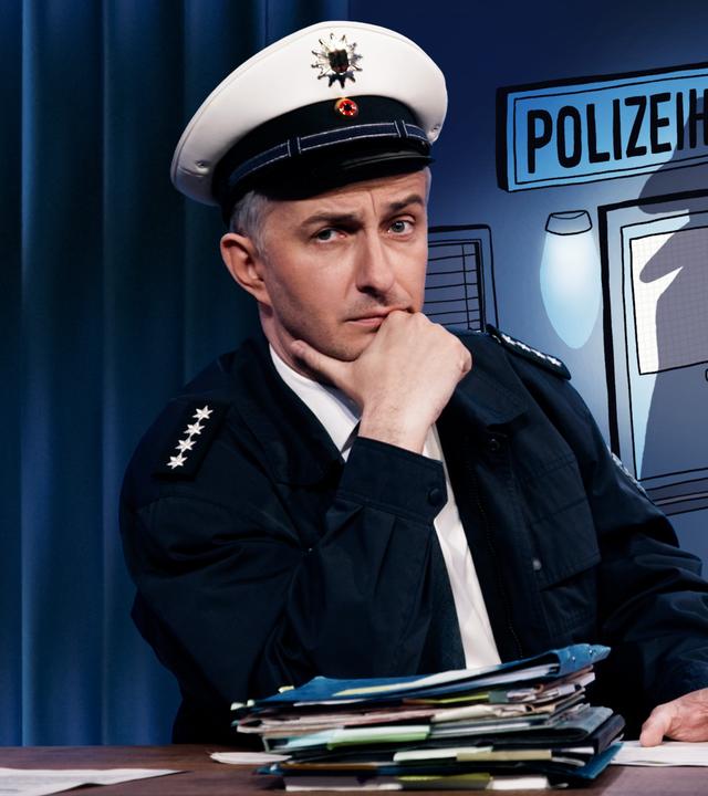 Jan Böhmermann sitzt in Polizeiuniform am Schreibtisch. Rechts von ihm ist eine illustrierte Szene abgebildet: Eine unkenntliche Gestalt im Mantel, mit Hut, hochgestelltem Kragen und Aktentasche steht vor dem Eingang einer Polizeihochschule.