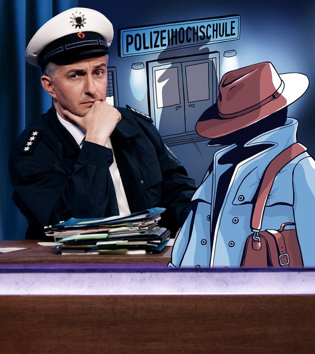 Jan Böhmermann sitzt in Polizeiuniform am Schreibtisch. Rechts von ihm ist eine illustrierte Szene abgebildet: Eine unkenntliche Gestalt im Mantel, mit Hut, hochgestelltem Kragen und Aktentasche steht vor dem Eingang einer Polizeihochschule.