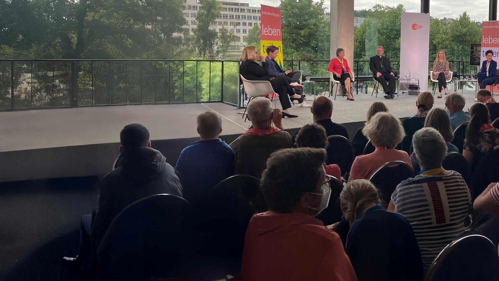 Podium mit Dunja Hayali und Gästen vor Publikum