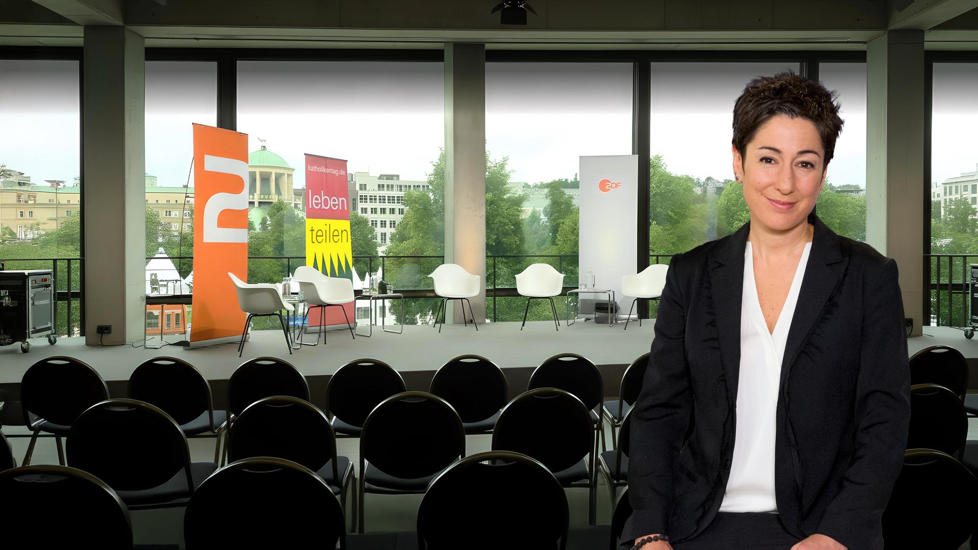 Podium mit Dunja Hayali und Gästen vor Publikum