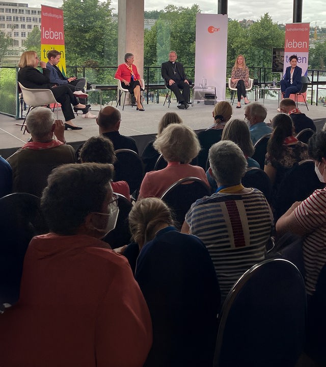 Podium mit Dunja Hayali und Gästen vor Publikum