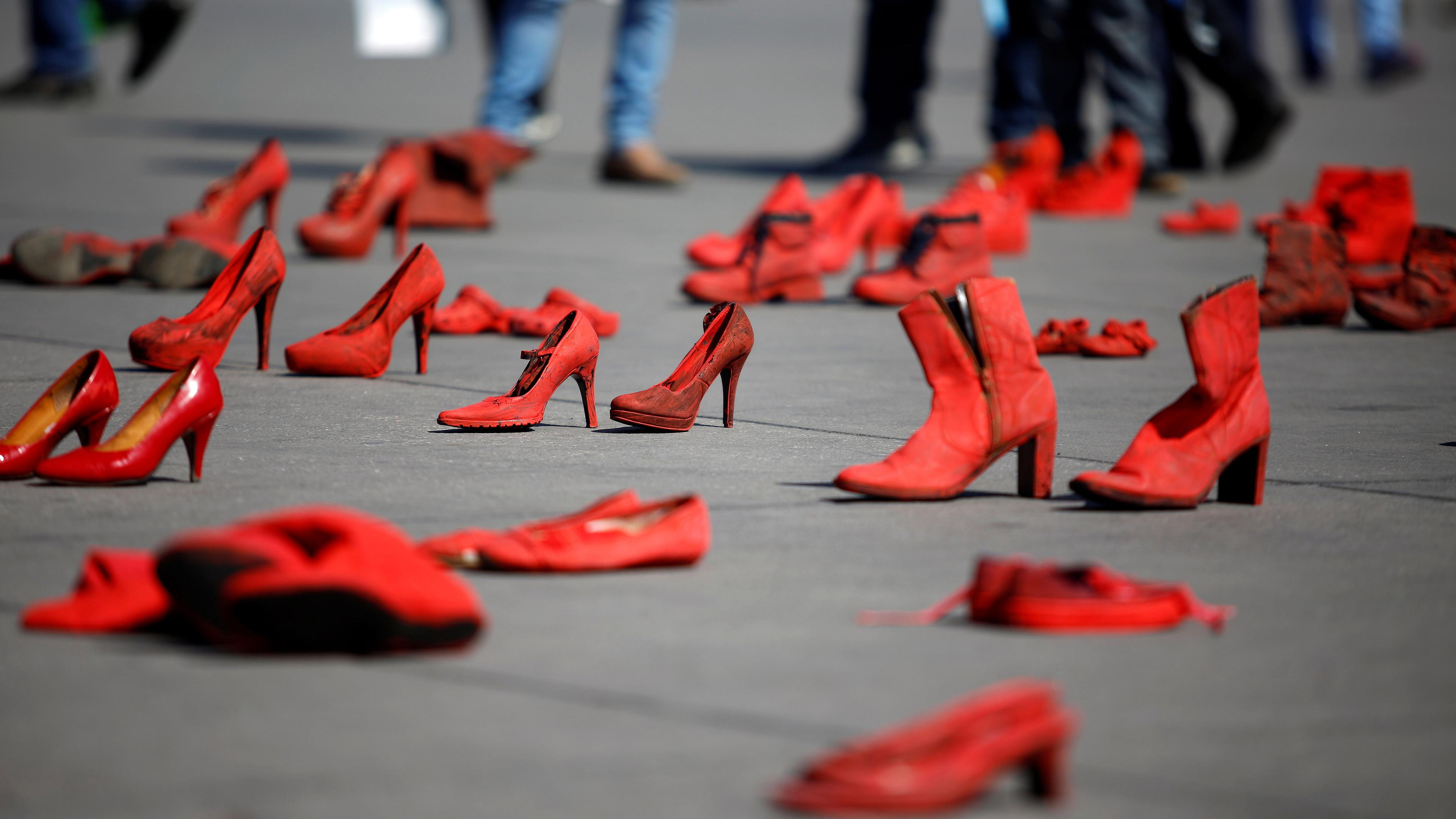 installation mit roten schuhen