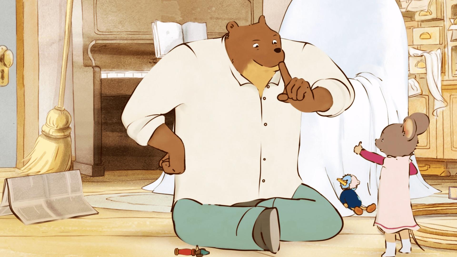 Ernest sitzt vor seinem Sessel im Schneidersitz auf dem Boden und hält sich den Zeigefinger vor den Mund. Celestine steht vor ihm und hält ihren linken Daumen hoch. Rechts neben ihr ist eine Holzeisenbahnstrecke aufgebaut, die über einen Schemel führt. Rechts an der Wand steht eine Wanduhr, ein Regal, hinter Ernest ist ein offenes Klavier und daneben ein Besen zu sehen.