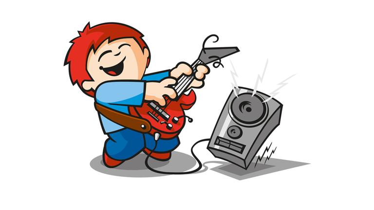 Mainzemännchen Edi spielt vergnügt E-Gitarre neben einem Verstärker 