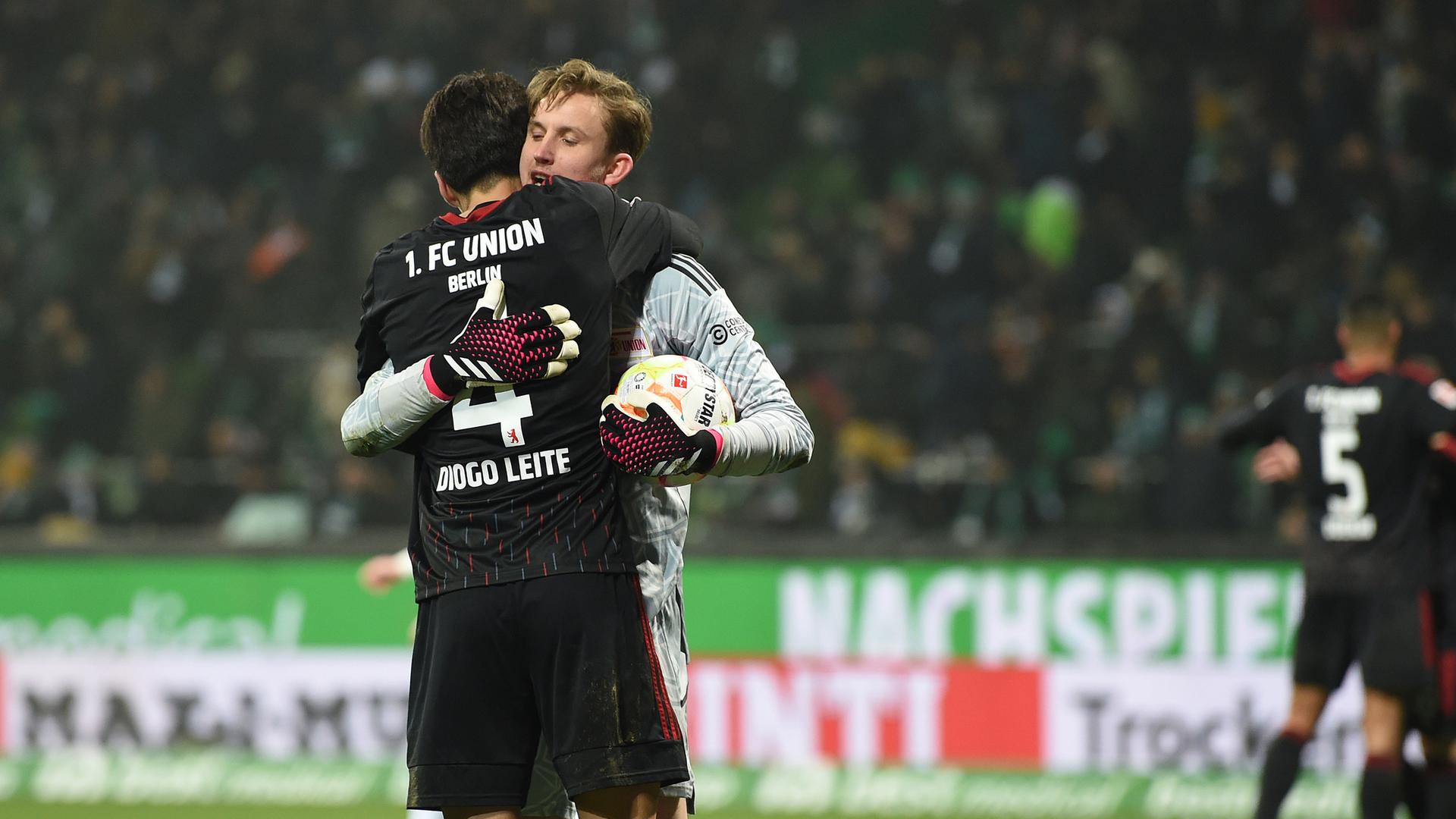 Unions Torwart Frederik Rönnow jubelt mit Diogo Leite über den Sieg.