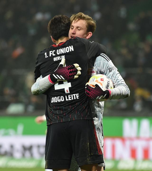 Unions Torwart Frederik Rönnow jubelt mit Diogo Leite über den Sieg.