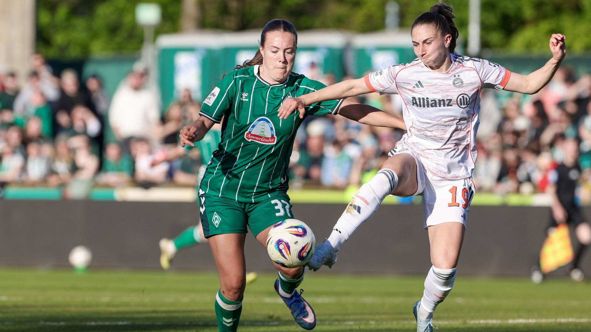 Katharina Naschenweng (r.) im Zweikmapf mit Mara Alber