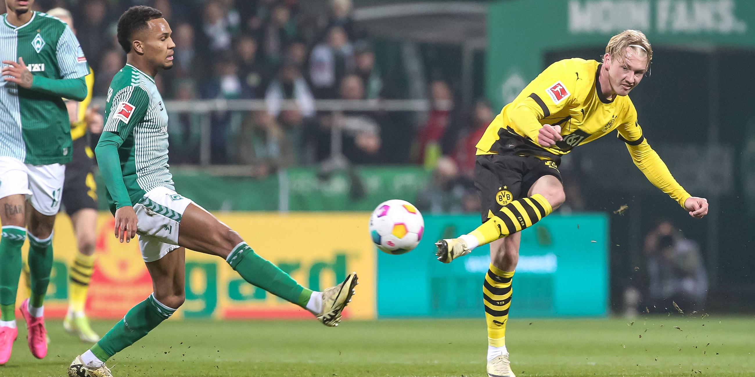 Felix Agu (Werder Bremen) und Julian Brandt (Borussia Dortmund) im Zweikampf.
