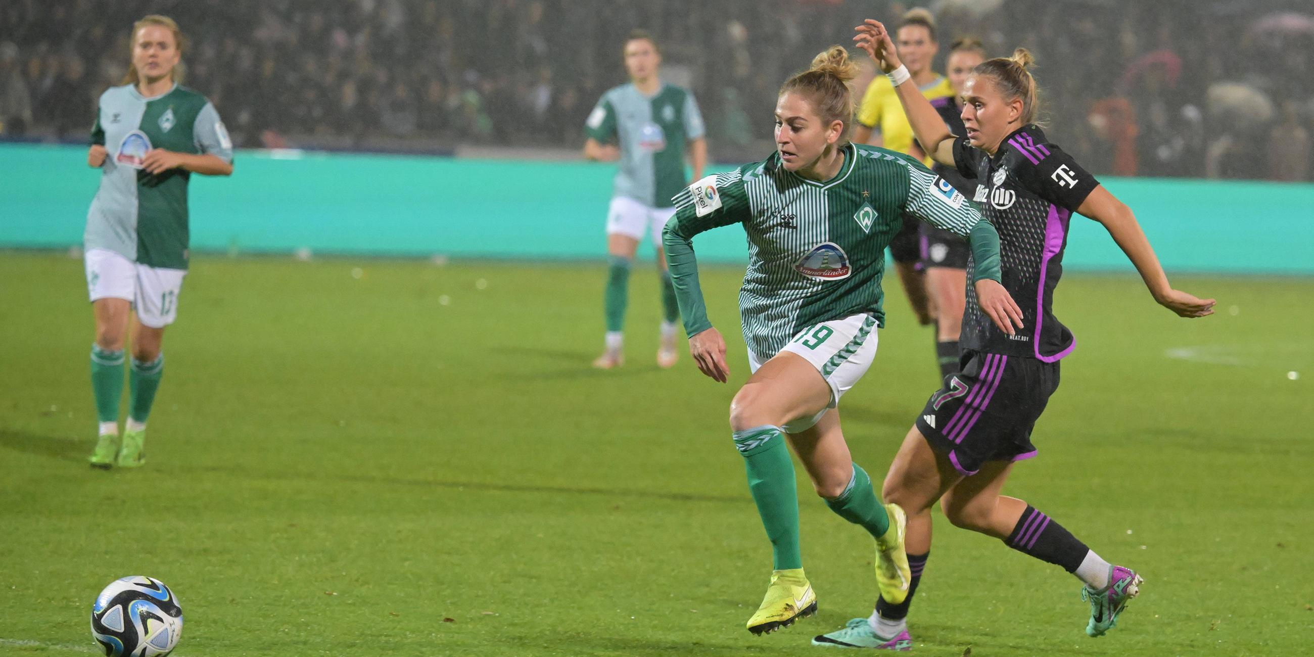 Saskia Matheis (SV Werder Bremen 19) und Klara Buehl (FC Bayern Muenchen 17) im Zweikampf.