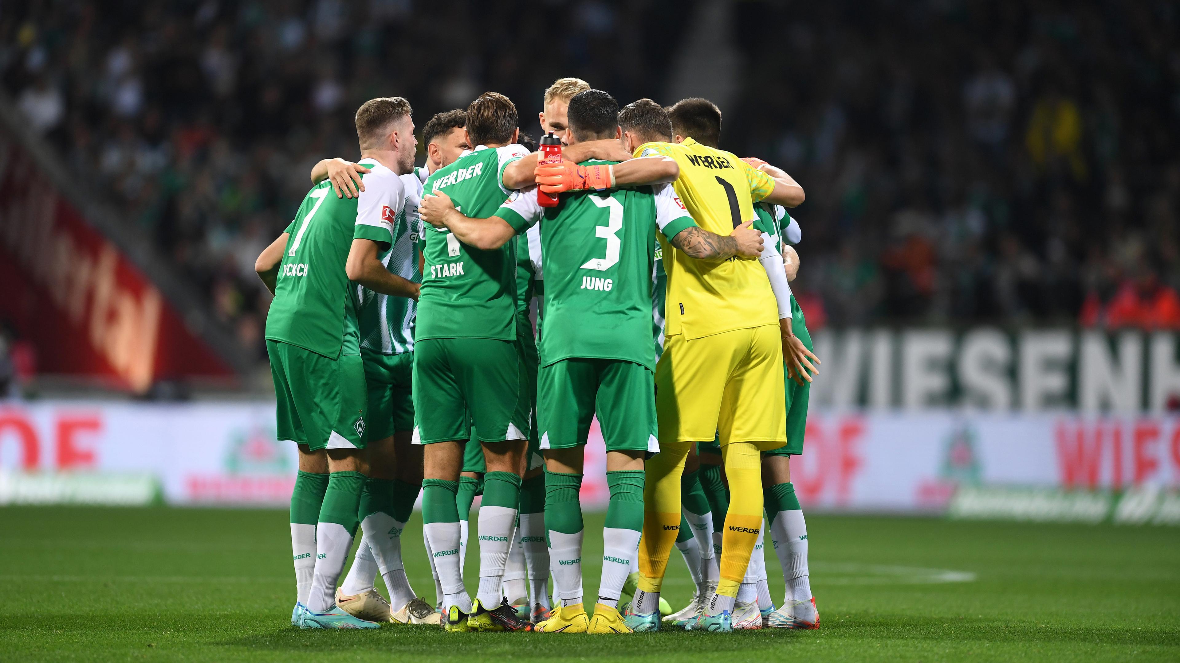 Werder Spieler stehen vor Spielbeginn im Kreis zusammen, aufgenommen am 28.10.2022