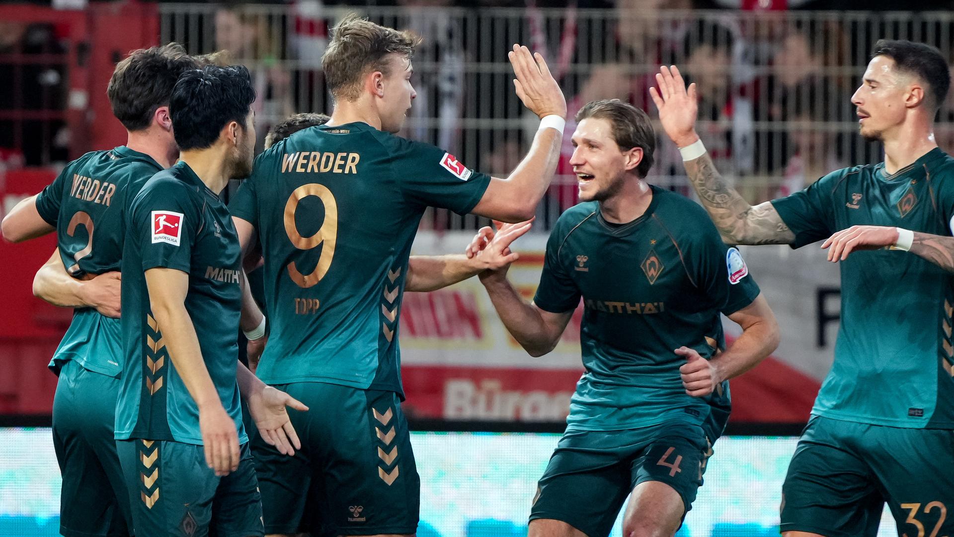 Nach dem 1:1 Ausgleichstreffer durch Bremens Abwehrspieler Olivier Deman, jubeln alle Bremer Teamkameraden zusammen an der Eckfahne