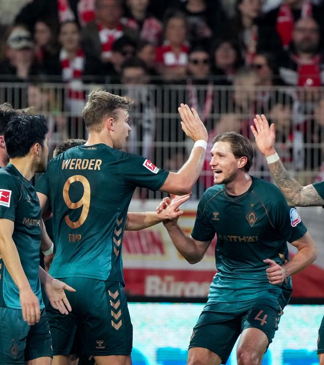 Nach dem 1:1 Ausgleichstreffer durch Bremens Abwehrspieler Olivier Deman, jubeln alle Bremer Teamkameraden zusammen an der Eckfahne