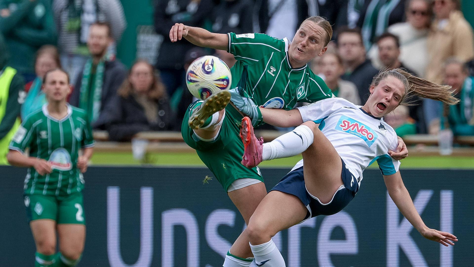Lina Hausicke (Werder Bremen) und Valesca Ampoorter (TSG Hoffenheim) im Zweikampf.